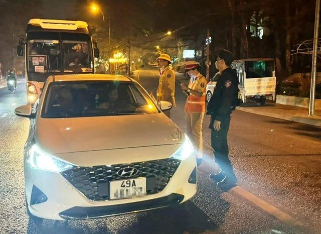 Công an tăng cường kiểm tra, nếu phát hiện lái xe vi phạm nồng độ cồn sẽ xử lý nghiêm