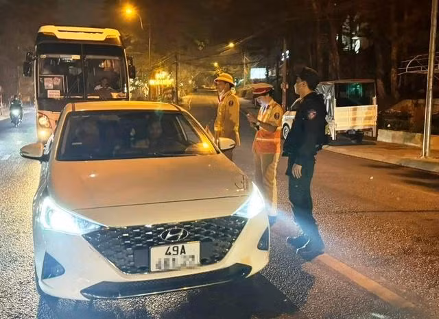 Công an tăng cường kiểm tra, nếu phát hiện lái xe vi phạm nồng độ cồn sẽ xử lý nghiêm