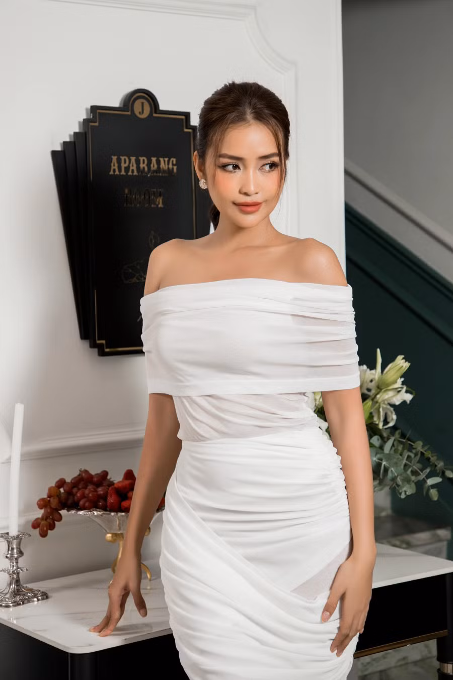 Chiếc váy trắng trễ vai giúp Ngọc Châu tôn lên vẻ quyến rũ khi bước sang tuổi 30. Kết thúc nhiệm kỳ, người đẹp quê Tây Ninh vẫn tất bật chạy show. Cô thử sức ở công việc dẫn dắt chương trình bên cạnh hoạt động người mẫu