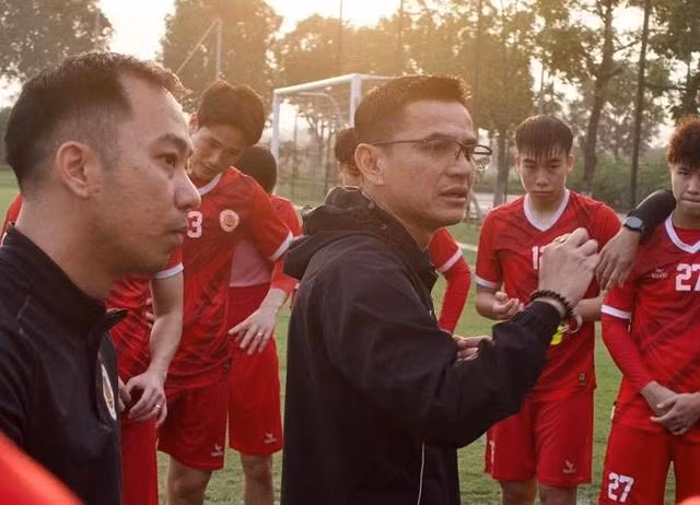 HLV Kiatisak rất giàu kinh nghiệm HLV Kiatisak rất giàu kinh nghiệm