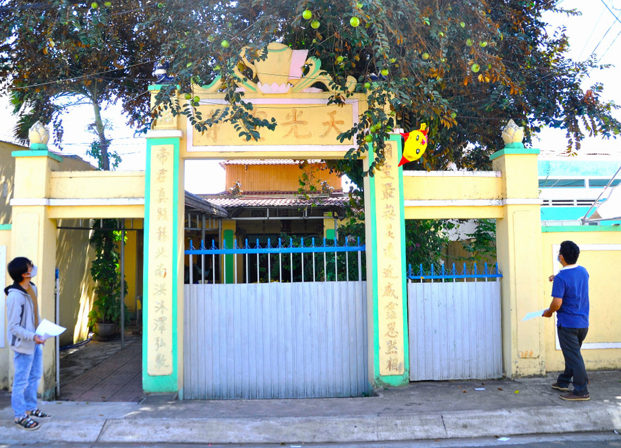 Cổng miếu Quan Đế. Ảnh: N.A.M