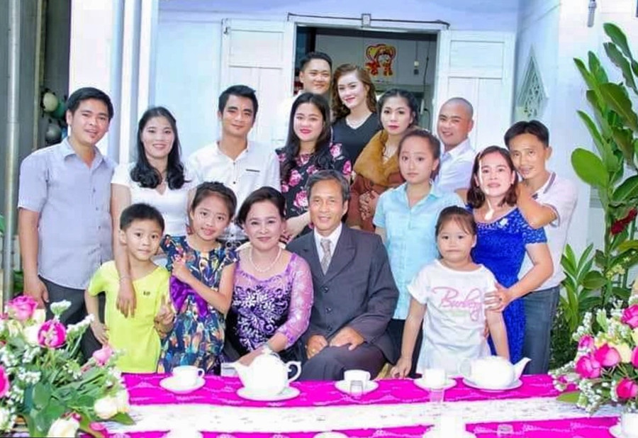 Gia đình ông Nguyễn Nam, bà Trương Thị Xuân cùng các con. Ảnh: NVCC