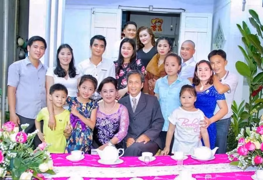 Gia đình ông Nguyễn Nam, bà Trương Thị Xuân cùng các con. Ảnh: NVCC