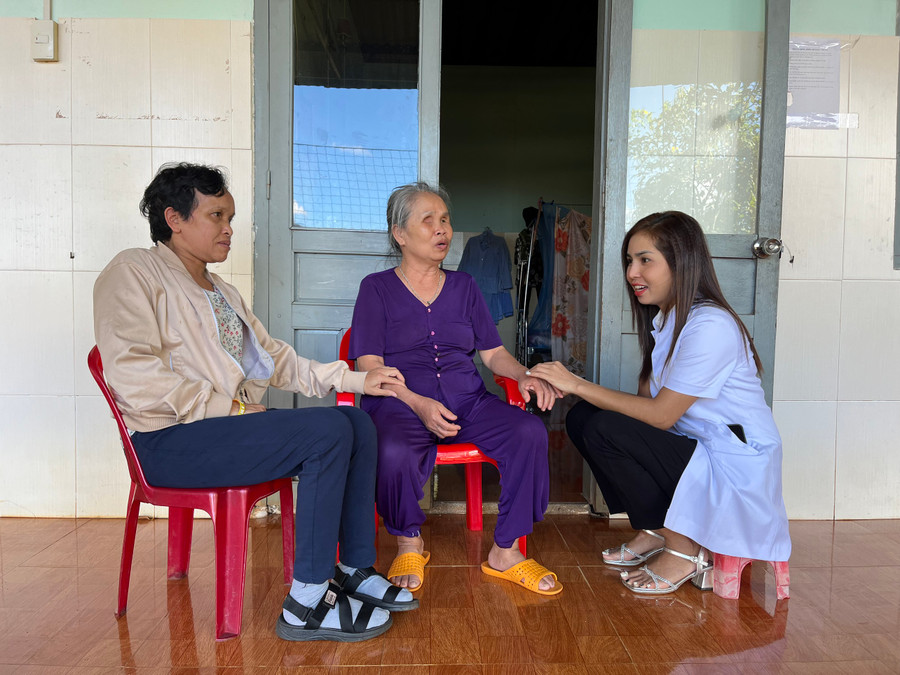 Chị Kpă H'Ơi thường xuyên dành thời gian để chuyện trò cùng với mọi người trong Trung tâm. Ảnh: P.L Chị Kpă H'Ơi thường xuyên dành thời gian để chuyện trò cùng với mọi người trong Trung tâm. Ảnh: P.L