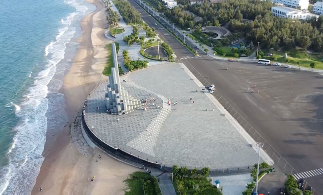 Tháp Nghinh Phong là điểm nhấn du lịch của TP Tuy Hoà và tỉnh Phú Yên. Tháp Nghinh Phong là điểm nhấn du lịch của TP Tuy Hoà và tỉnh Phú Yên.