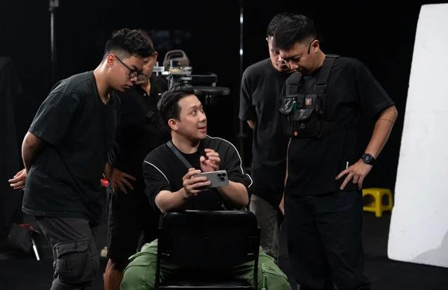 Sáng 23.2, Nhà phát hành CJ HK Entertainment chính thức công bố doanh thu phim điện ảnh Mai tính đến hết ngày 22.2 đã chạm mốc 400 tỉ đồng cùng 4,8 triệu vé. Như vậy, phim Mai đã vượt qua Nhà bà Nữ để trở thành phim Việt đạt doanh thu 400 tỉ đồng nhanh nhất mọi thời đại sau 13 ngày khởi chiếu. Trước đó, Nhà bà Nữ thiết lập thành tích này sau 17 ngày khởi chiếu Sáng 23.2, Nhà phát hành CJ HK Entertainment chính thức công bố doanh thu phim điện ảnh Mai tính đến hết ngày 22.2 đã chạm mốc 400 tỉ đồng cùng 4,8 triệu vé. Như vậy, phim Mai đã vượt qua Nhà bà Nữ để trở thành phim Việt đạt doanh thu 400 tỉ đồng nhanh nhất mọi thời đại sau 13 ngày khởi chiếu. Trước đó, Nhà bà Nữ thiết lập thành tích này sau 17 ngày khởi chiếu