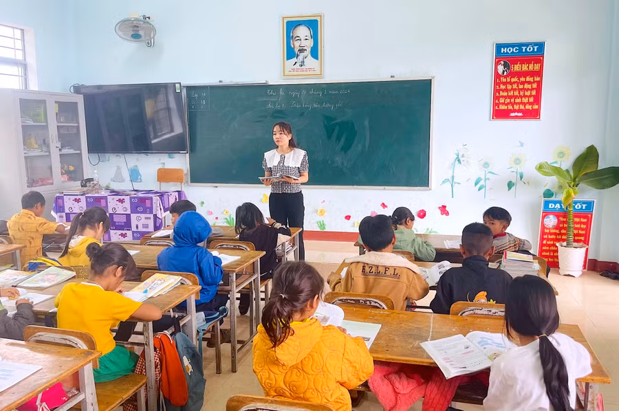 Một buổi lên lớp của cô Trần Thị Kim Hòa-giáo viên Trường Phổ thông Dân tộc Bán trú Tiểu học Lê Văn Tám (xã Krong, huyện Kbang). Ảnh: Mộc Trà