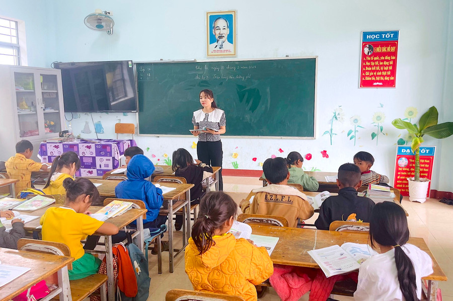 Một buổi lên lớp của cô Trần Thị Kim Hòa-giáo viên Trường Phổ thông Dân tộc Bán trú Tiểu học Lê Văn Tám (xã Krong, huyện Kbang). Ảnh: Mộc Trà