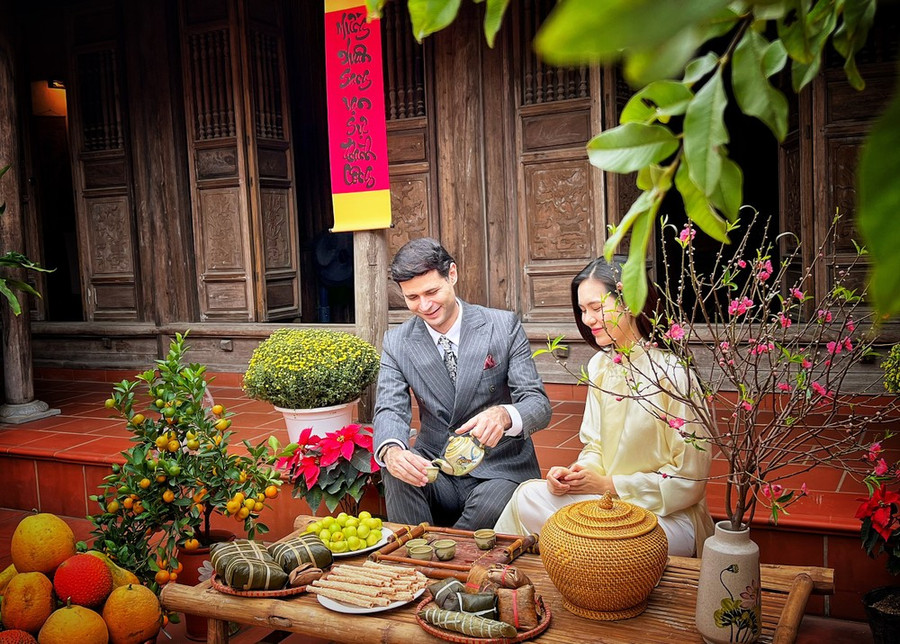 Charlie Win (Mỹ), Đại sứ Câu lạc bộ Du lịch Thủ đô thích thú trải nghiệm không khí mừng Xuân mới trong không gian nhà cổ Bắc bộ. (Ảnh: Mai Mai/Vietnam+) Charlie Win (Mỹ), Đại sứ Câu lạc bộ Du lịch Thủ đô thích thú trải nghiệm không khí mừng Xuân mới trong không gian nhà cổ Bắc bộ. (Ảnh: Mai Mai/Vietnam+)