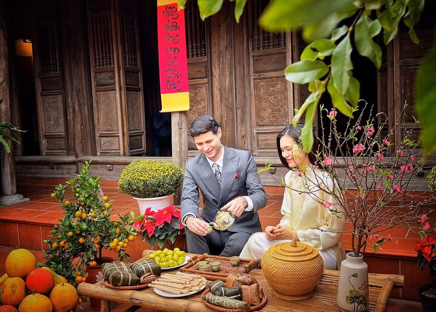 Charlie Win (Mỹ), Đại sứ Câu lạc bộ Du lịch Thủ đô thích thú trải nghiệm không khí mừng Xuân mới trong không gian nhà cổ Bắc bộ. (Ảnh: Mai Mai/Vietnam+)