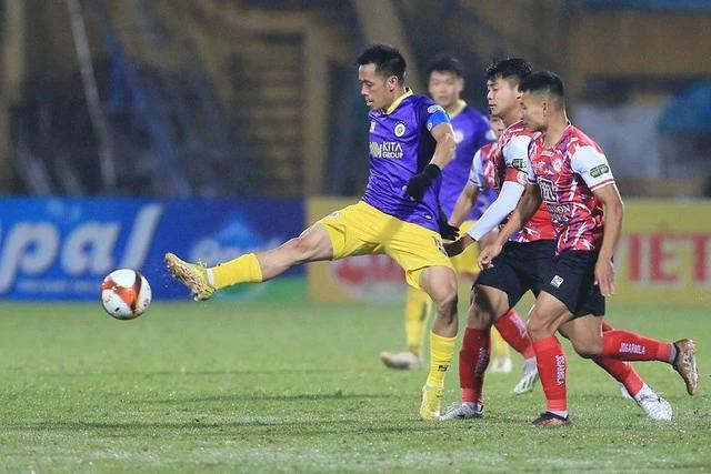 Văn Quyết cùng CLB Hà Nội cải thiện thứ hạng sau chiến thắng trước CLB TP.HCM ở vòng 10 V-League 2023-2024 Văn Quyết cùng CLB Hà Nội cải thiện thứ hạng sau chiến thắng trước CLB TP.HCM ở vòng 10 V-League 2023-2024