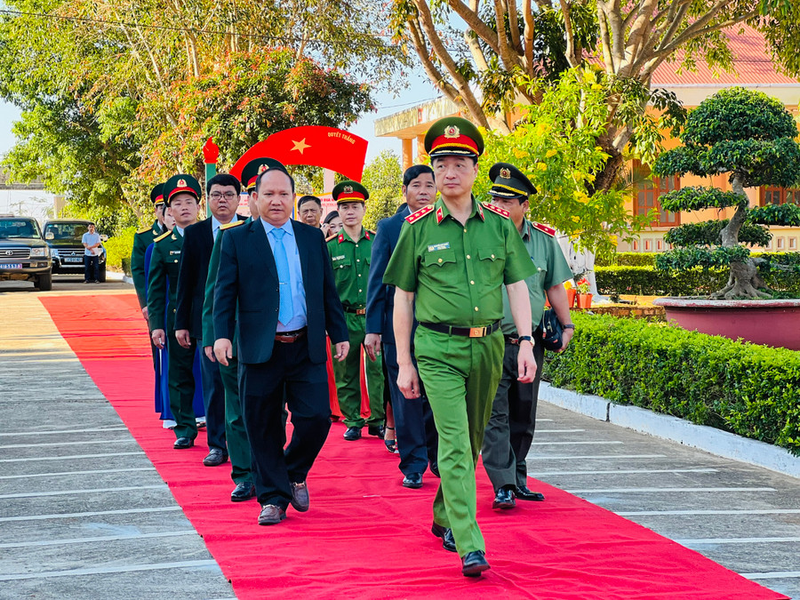 Thượng tướng Nguyễn Duy Ngọc-Ủy viên Ban Chấp hành Trung ương Đảng, Thứ trưởng Bộ Công an; Phó Bí thư Tỉnh ủy Rah Lan Chung cùng các đại biểu tham dự lễ giao-nhận quân tại huyện Chư Păh. Ảnh: Phan Lài Thượng tướng Nguyễn Duy Ngọc-Ủy viên Ban Chấp hành Trung ương Đảng, Thứ trưởng Bộ Công an; Phó Bí thư Tỉnh ủy Rah Lan Chung cùng các đại biểu tham dự lễ giao-nhận quân tại huyện Chư Păh. Ảnh: Phan Lài