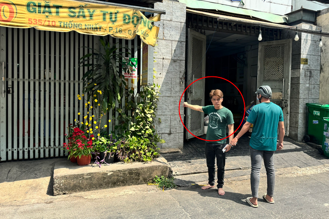 Cơ quan công an đưa Đức (khoanh tròn đỏ) đến hiện trường để thực nghiệm lại hành vi cướp giật. Ảnh: Công an cung cấp. Cơ quan công an đưa Đức (khoanh tròn đỏ) đến hiện trường để thực nghiệm lại hành vi cướp giật. Ảnh: Công an cung cấp.