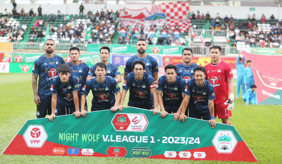 Sau hơn 1 tháng cầm quân, huấn luyện viên Vũ Tiến Thành vẫn phải sử dụng đội hình cũ dưới thời Kiatisak. Ảnh: L.V.N