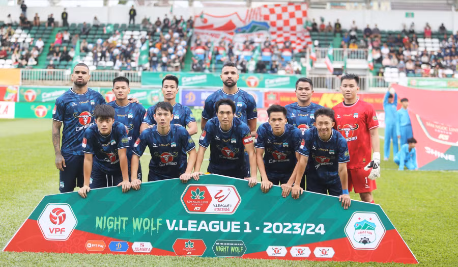 Sau hơn 1 tháng cầm quân, huấn luyện viên Vũ Tiến Thành vẫn phải sử dụng đội hình cũ dưới thời Kiatisak. Ảnh: L.V.N Sau hơn 1 tháng cầm quân, huấn luyện viên Vũ Tiến Thành vẫn phải sử dụng đội hình cũ dưới thời Kiatisak. Ảnh: L.V.N