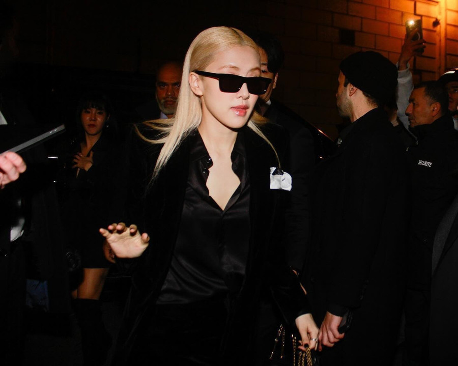 Nhiều người hâm mộ bị "đốn gục" trước diện mạo mới của ngôi sao sinh năm 1997: "CEO Rosé", "Rosé mặc Âu phục. Đó là tất cả những gì tôi cần", "Trời ơi, cô ấy thật ngầu", "Rosé quá xinh đẹp và khí chất"... Nhiều người hâm mộ bị "đốn gục" trước diện mạo mới của ngôi sao sinh năm 1997: "CEO Rosé", "Rosé mặc Âu phục. Đó là tất cả những gì tôi cần", "Trời ơi, cô ấy thật ngầu", "Rosé quá xinh đẹp và khí chất"...