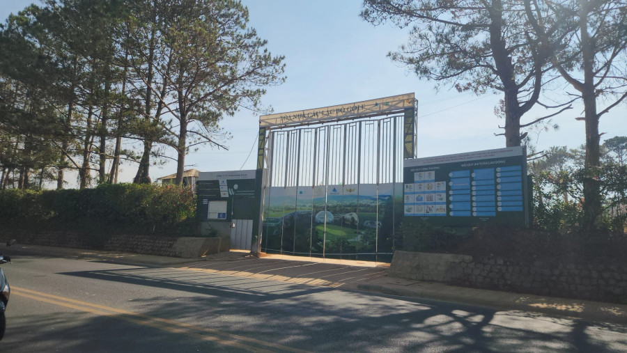 Cổng vào công trình xây dựng tòa nhà câu lạc bộ golf đóng kín