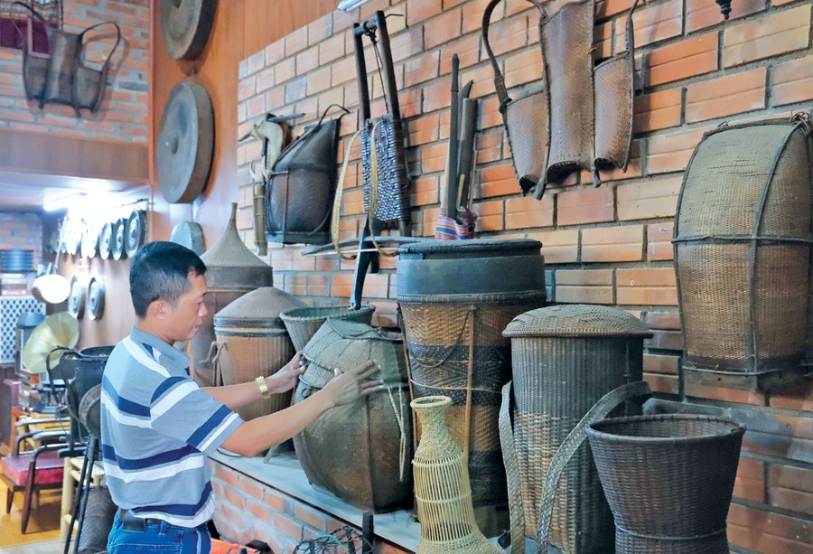 Anh Nguyễn Thế Phiệt bên bộ sưu tập gùi cổ của các dân tộc Tây Nguyên. Ảnh: H.N Anh Nguyễn Thế Phiệt bên bộ sưu tập gùi cổ của các dân tộc Tây Nguyên. Ảnh: H.N