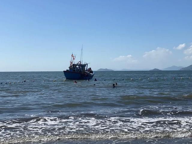 Tàu cá được huy động để hỗ trợ đưa con cá lớn ra vùng nước sâu