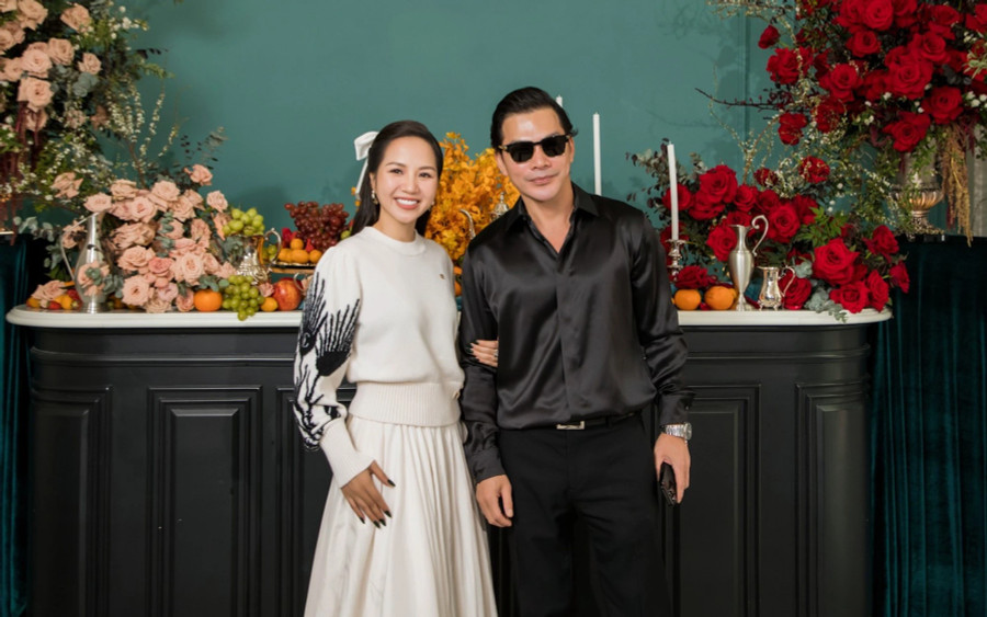 Diễn viên Trần Bảo Sơn diện nguyên “cây đen” đến dự sự kiện