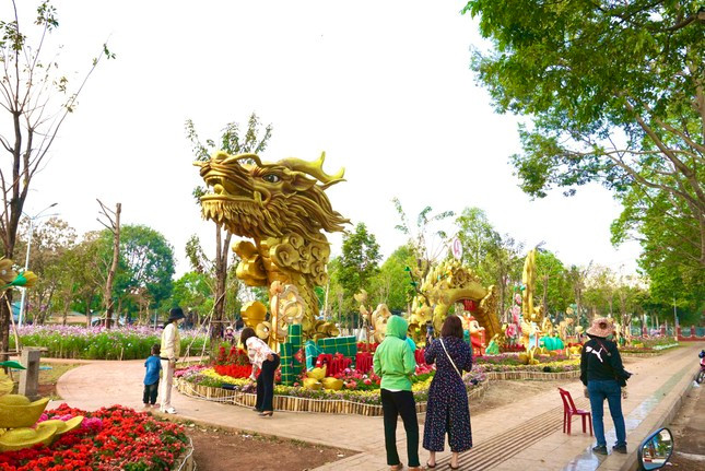 Nhiều người dân và du khách ghé tham quan, chụp hình tại linh vật rồng. Nhiều người dân và du khách ghé tham quan, chụp hình tại linh vật rồng.