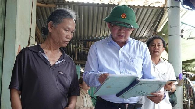 Ông Hồ Quốc Dũng (giữa) trả lời các vấn đề kiến nghị của ông Cần