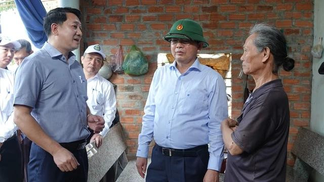 Đại diện Thanh tra tỉnh Bình Định (bìa trái) trả lời các vướng mắc của gia đình ông Cần