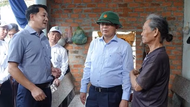 Đại diện Thanh tra tỉnh Bình Định (bìa trái) trả lời các vướng mắc của gia đình ông Cần