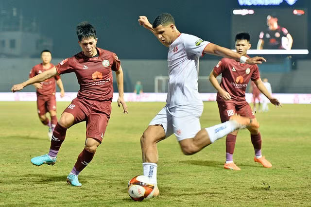 CLB Hải Phòng (áo trắng) đại chiến với đội SLNA