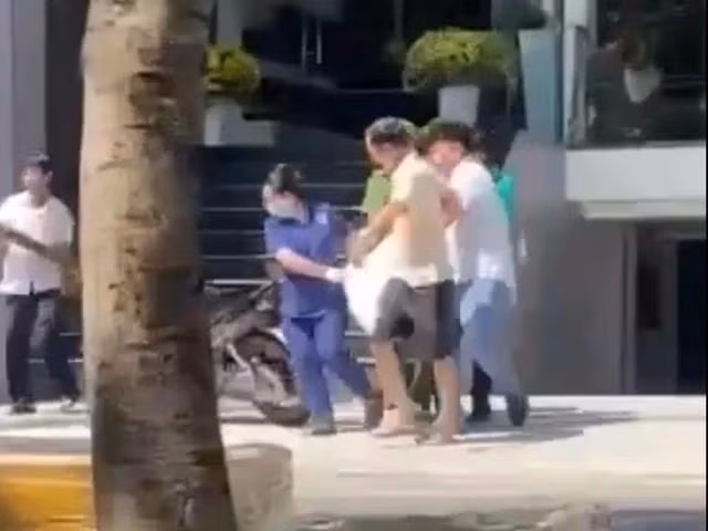 Lực lượng chức năng đưa nạn nhân đi cấp cứu