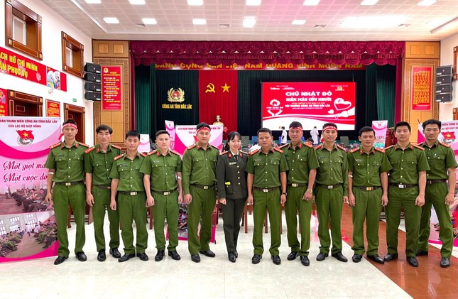 Đại úy Nguyễn Thanh Thủy cùng cán bộ, chiến sĩ công an tham gia hiến máu tại chương trình Chủ Nhật Đỏ. Đại úy Nguyễn Thanh Thủy cùng cán bộ, chiến sĩ công an tham gia hiến máu tại chương trình Chủ Nhật Đỏ.
