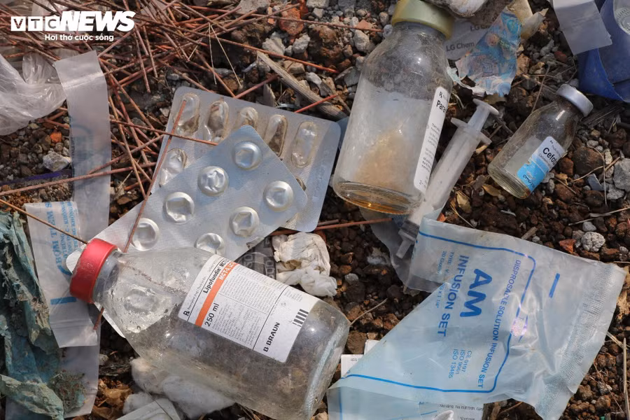 Còn bà Nguyễn Thị Lan, người dân địa phương cho biết nhiều lần bà đi qua khu vực này thì thấy bơm kim tiêm nằm lộ liễu ngay giữa mặt đường. "Nhiều lần tôi đi qua đây còn nhìn thấy bơm kim tiêm đổ ngay ra đường. Lo các cháu nhỏ đi bộ qua không may đạp trúng nên tôi phải dùng cây để dọn vào bên trong. Tôi rất mong cơ quan chức năng xử lý sớm, không để tình trạng này xảy ra nữa", bà Lan bức xúc.