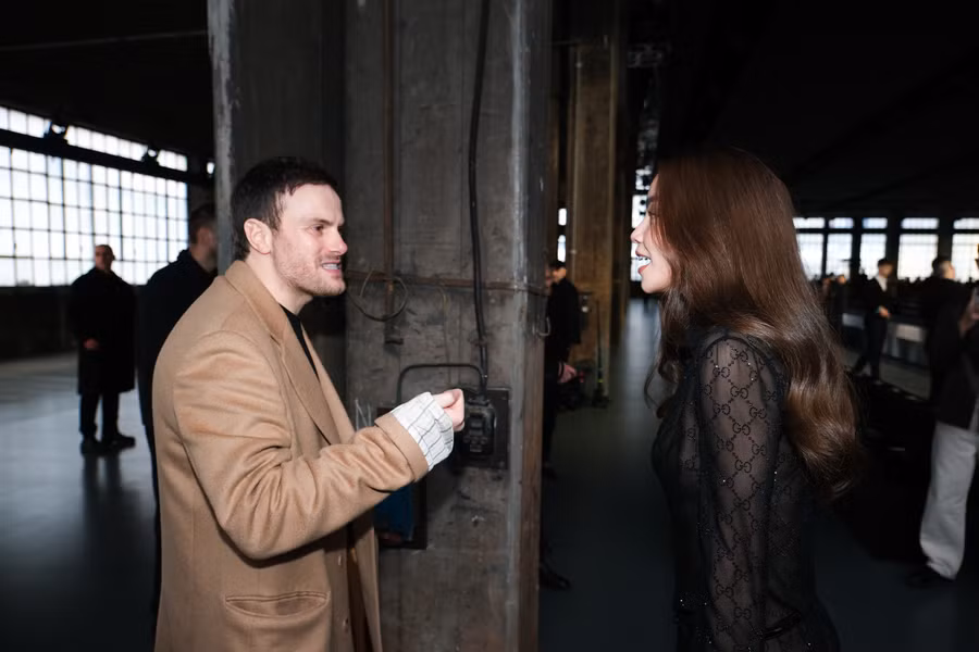 Ngoài ra, Hà Hồ còn là nghệ sĩ hiếm hoi được trò chuyện với giám đốc sáng tạo Sabato De Sarno. Được biết, nữ ca sĩ 8X đã đến thành phố Milan vào ngày 21.12 để thử trang phục cùng với thương hiệu đắt giá này cũng như thực hiện bộ ảnh thời trang ở Ý