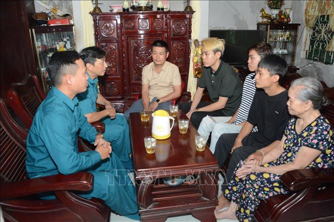 Ban Chỉ huy quân sự phường Tam Thuận, TP Đà Nẵng động viên ba anh em trước ngày nhập ngũ. Ảnh: Văn Dũng/TTXVN Ban Chỉ huy quân sự phường Tam Thuận, TP Đà Nẵng động viên ba anh em trước ngày nhập ngũ. Ảnh: Văn Dũng/TTXVN