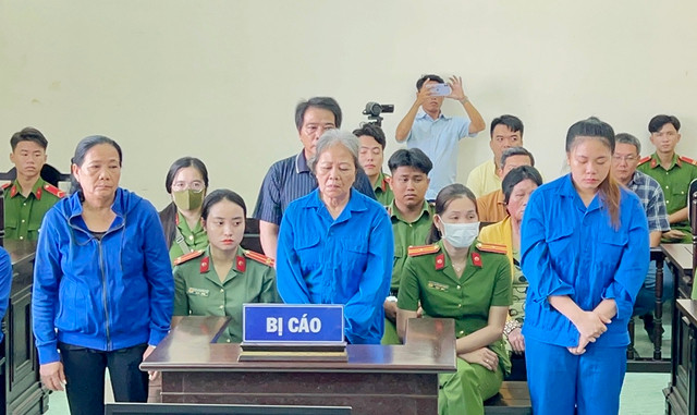 Các bị cáo Phượng (áo vàng, ngồi hàng thứ 2), Phân, Đào, Phiên (đứng hàng đầu, từ phải sang) Nhàn (áo sọc, đứng hàng thứ 2)