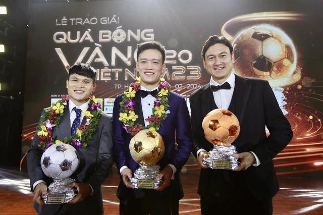 Hoàng Đức giành Quả bóng vàng, Tuấn Hải ẵm Quả bóng bạc còn Văn Lâm là chủ nhân của Quả bóng đồng
