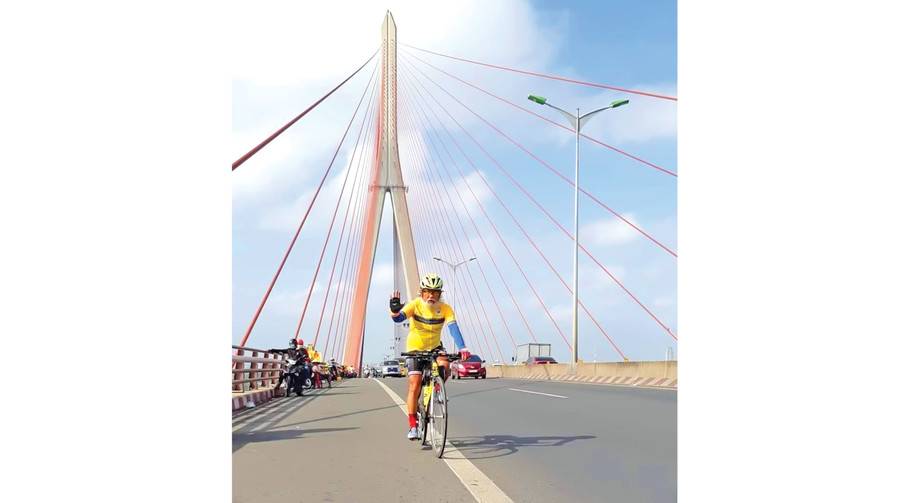 Ông Hồ Sĩ Hồng du xuân qua các tỉnh miền Tây bằng xe đạp (ảnh nhân vật cung cấp). Ông Hồ Sĩ Hồng du xuân qua các tỉnh miền Tây bằng xe đạp (ảnh nhân vật cung cấp).