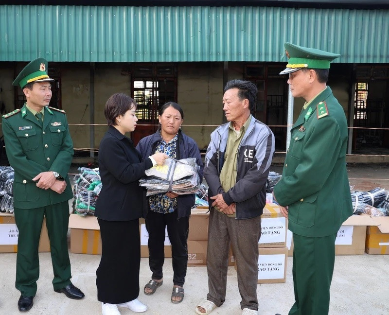 Cán bộ Đồn Biên phòng Nậm Lạnh phối hợp với đoàn thiện nguyện trao quà cho gia đình em học sinh gặp nạn trong vụ cháy. Cán bộ Đồn Biên phòng Nậm Lạnh phối hợp với đoàn thiện nguyện trao quà cho gia đình em học sinh gặp nạn trong vụ cháy.