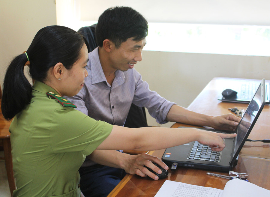 Cán bộ Chi cục Kiểm lâm tỉnh cập nhật diễn biến tài nguyên rừng thông qua phần mềm ứng dụng cảnh báo phát hiện mất rừng. Ảnh: N.D Cán bộ Chi cục Kiểm lâm tỉnh cập nhật diễn biến tài nguyên rừng thông qua phần mềm ứng dụng cảnh báo phát hiện mất rừng. Ảnh: N.D