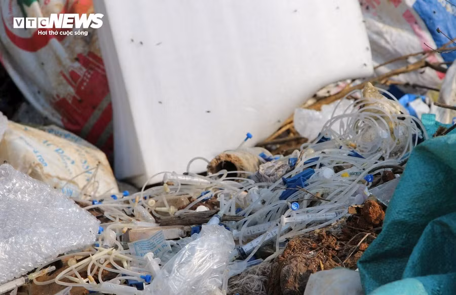 Anh Đỗ Tiến Đạt, người dân địa phương cho biết, số lượng rác thải y tế đổ ở đây trước Tết Nguyên đán rất nhiều và được đổ ở nhiều vị trí khác nhau trong bãi rác. Đến cuối năm, lượng rác tập kết về đây quá lớn nên nhiều khu vực có rác thải y tế đã bị vùi lấp.