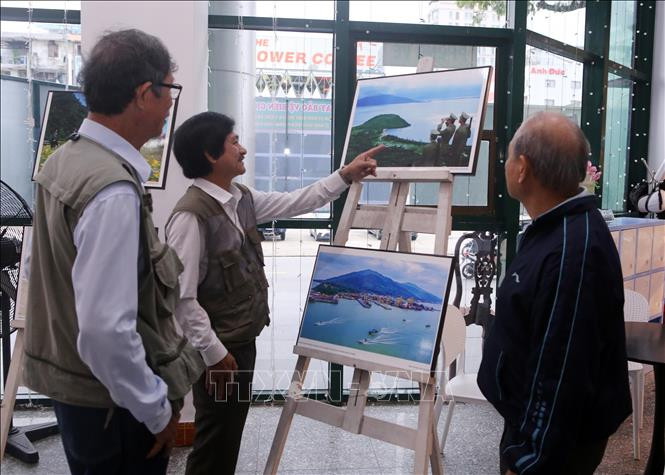 Khách tham quan triển lãm ảnh thời sự nghệ thuật về lực lượng Bộ đội Biên phòng thành phố Đà Nẵng. Khách tham quan triển lãm ảnh thời sự nghệ thuật về lực lượng Bộ đội Biên phòng thành phố Đà Nẵng.