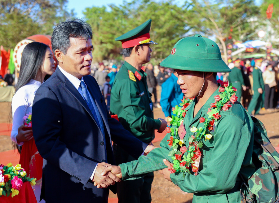 Ủy viên Ban Chấp hành Trung ương Đảng, Bí thư Tỉnh ủy, Chủ tịch HĐND tỉnh Hồ Văn Niên động viên thanh niên huyện Đak Đoa lên đường nhập ngũ. Ảnh: Tuấn Nguyễn Ủy viên Ban Chấp hành Trung ương Đảng, Bí thư Tỉnh ủy, Chủ tịch HĐND tỉnh Hồ Văn Niên động viên thanh niên huyện Đak Đoa lên đường nhập ngũ. Ảnh: Tuấn Nguyễn