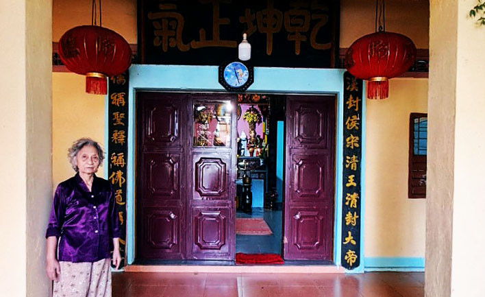 Bà Trương Thị Thắng trước chánh điện miếu Quan Đế. Ảnh: L.H.S