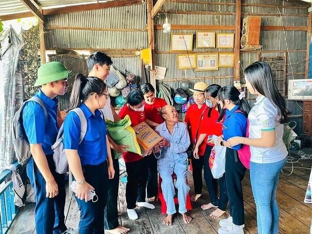 Đội Cộng tác xã hội Trường THPT Lưu Hữu Phước tổ chức phát quà cho những hoàn cảnh khó khăn trên địa bàn Q.Ô Môn