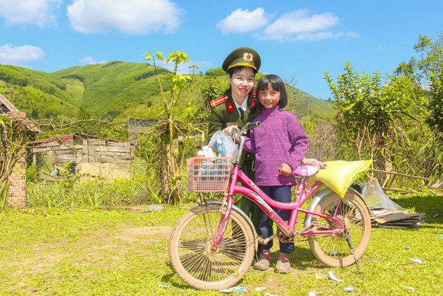 Đại úy Nguyễn Thanh Thủy trong lần về trao quà cho các em nhỏ vùng sâu của tỉnh. Đại úy Nguyễn Thanh Thủy trong lần về trao quà cho các em nhỏ vùng sâu của tỉnh.