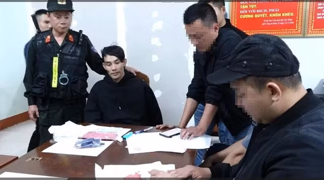 Trần Văn Lợi (giữa) khi bị bắt