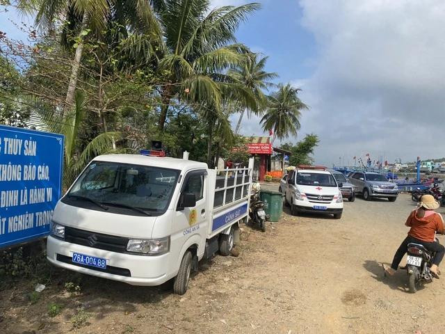 Xe cấp cứu và cơ quan chức năng đã có mặt để đưa ngư dân bị nạn đi cấp cứu Xe cấp cứu và cơ quan chức năng đã có mặt để đưa ngư dân bị nạn đi cấp cứu