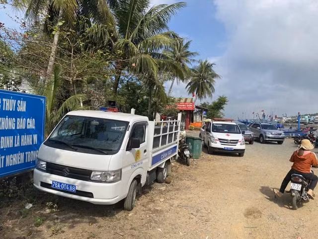 Xe cấp cứu và cơ quan chức năng đã có mặt để đưa ngư dân bị nạn đi cấp cứu