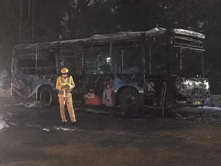Xe buýt cháy trơ khung, may mắn không có người bị thương.