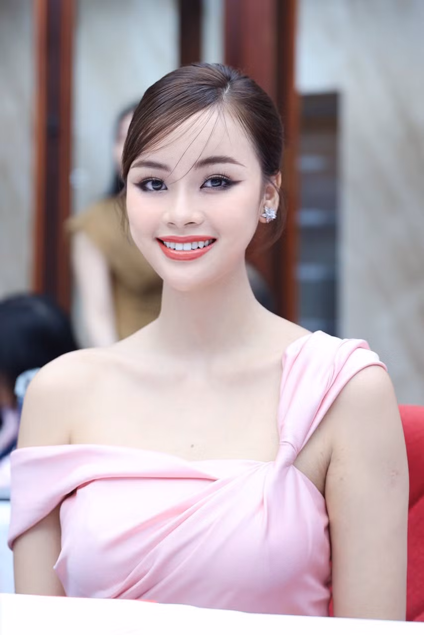 Chiều 20/2, Á hậu Đào Hiền tham dự họp báo Giải thưởng 10 Gương mặt trẻ Việt Nam tiêu biểu tại Hà Nội. Cô diện váy hồng với thiết kế lệch vai khoe làn da trắng và xương quai xanh quyến rũ.